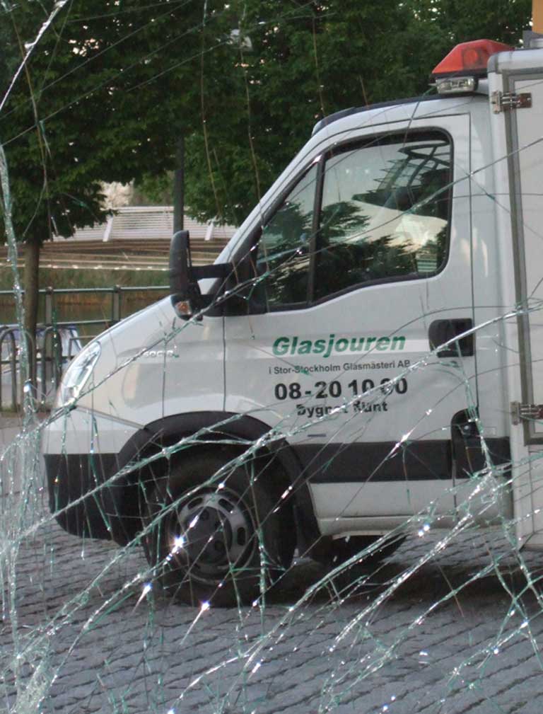 Sprickor i fönster bredvid Glasjourens bil