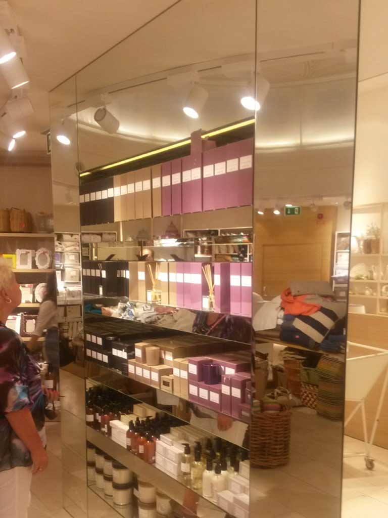 Butikshylla med spegelinramning