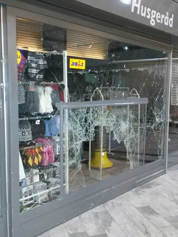 Krossat butiksfönster - Ring Glasjour i Stockholm för akut glasmästare