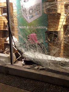 Krossat fönster med glassplitter